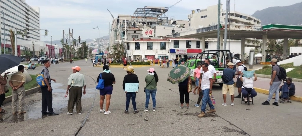 Unas 200 personas de diversas colonias del puerto piden que sus viviendas sean incluidas en el censo por daños tras el paso de ‘Otis’, el 28 de noviembre de 2023. Foto Héctor Briseño