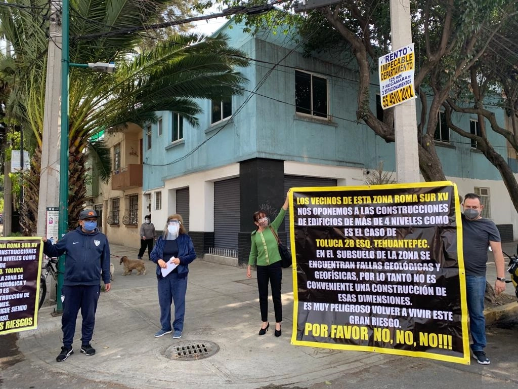 Manifestación de habitantes de las colonias Roma, Hipódromo y Condesa, quienes señalan irregularidades en la reconstrucción de edificios afectados por el sismo de 2017. Foto María Luisa Severiano