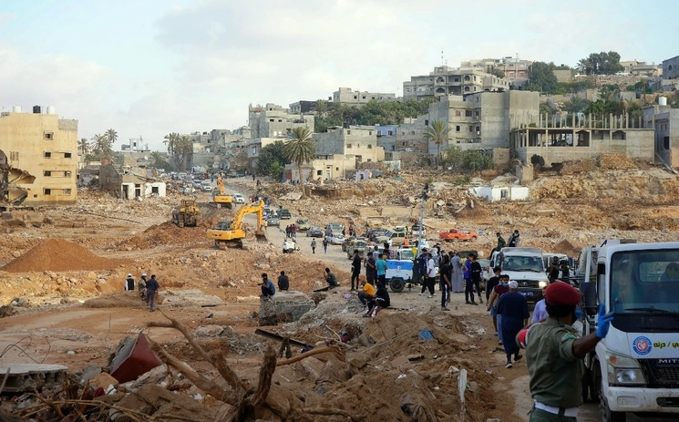 Rescatistas trabajan en las áreas de las inundaciones en Derna, Libia. Foto Xinhua