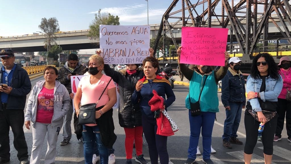 Los inconformes bloquearon ambos sentidos de la Avenida Morelos, a la altura del puente de fierro, causando gran afectación vehicular en la zona, el 18 de enero de 2023. Foto Javier Salinas Cesáreo 
