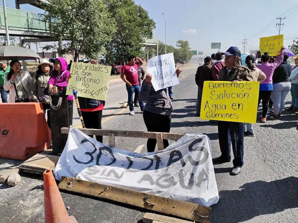 Vecinos de ocho colonias populares de la capital de Hidalgo bloquean la carretera México-Pachuca, señalando que desde hace 30 días no cae agua en sus domicilios. Foto Ricardo Montoya