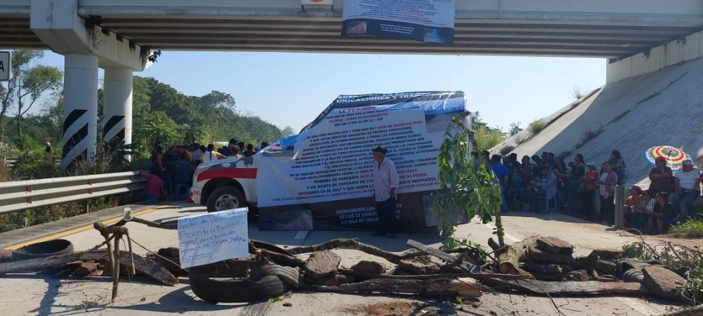 Bloqueo de habitantes de Jáltipan, Veracruz en la autopista 185, tramo Acayucan-Cosoleacaque, el 28 de febrero de 2024. Foto Mirna Hernández