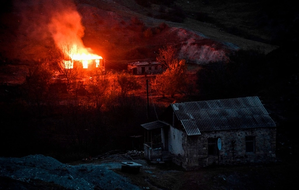 Una casa arde en llamas en la localidad de Kalbajar, la cual será controlada por Azerbaiyán tras el acuerdo de paz firmado con Armenia. Foto Afp