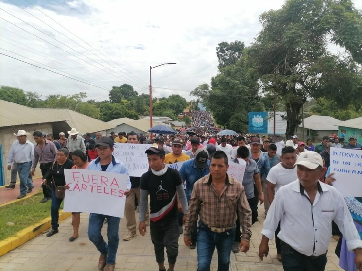 Más de tres mil habitantes 
de la comunidad de Nueva Palestina, municipio de Ocosingo, marcharon este jueves para exigir la presencia de las fuerzas de seguridad por el cobro de piso de presuntos integrantes del Cártel de Sinaloa. Foto La Jornada