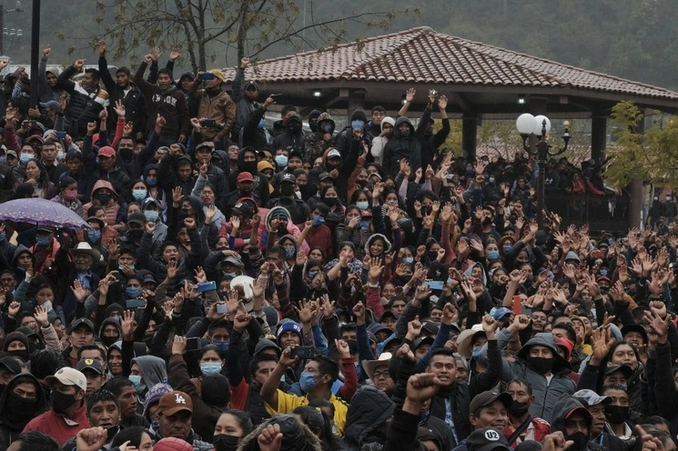 Habitantes de Oxchuc, Chiapas piden realizar una segunda votación a mano alzada para elegir a sus representantes. Foto Cuartoscuro