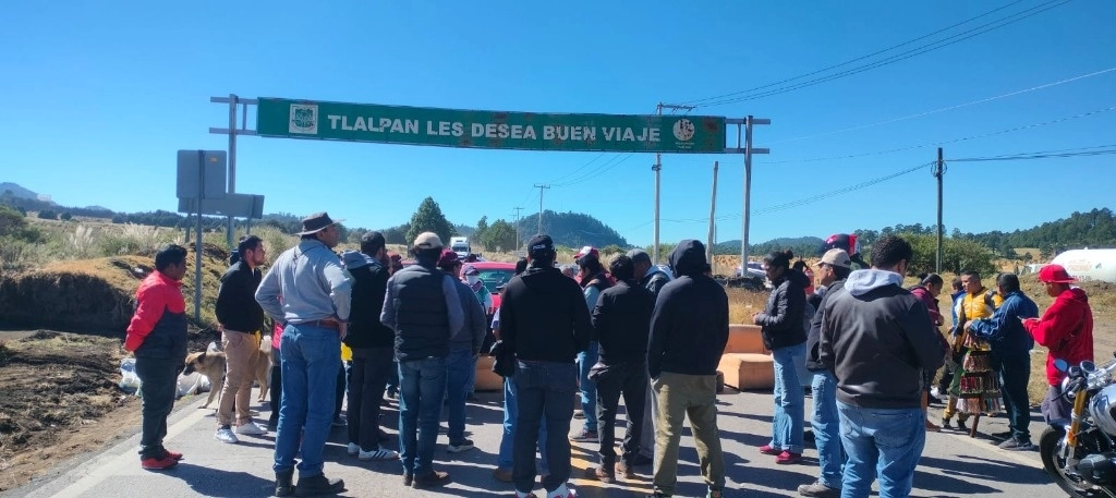 Habitantes de Parres el Guarda, en la alcaldía Tlalpan, bloquean ambos sentidos de la carretera federal México-Cuernavaca. Foto Proporcionada por vecinos de Parres el Guarda
