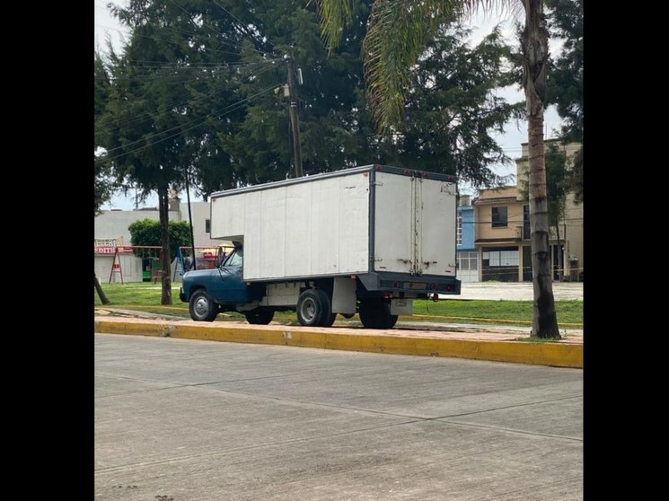 Una camioneta abandonada sirve a los delincuentes para cometer asaltos en Real Tultepec, denunciaron vecinos. Foto La Jornada