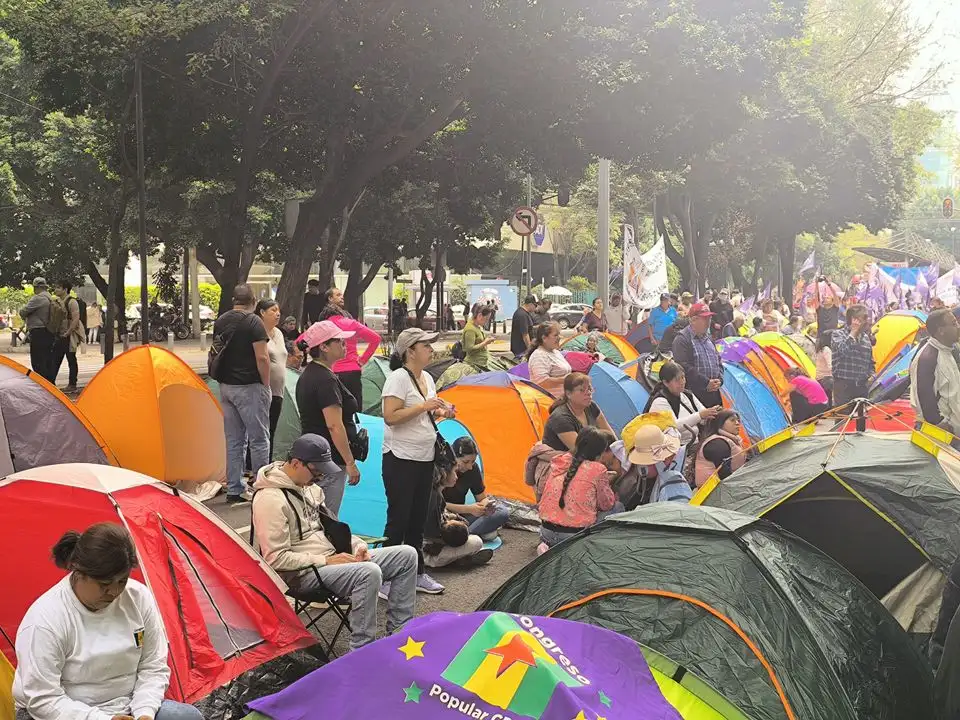 Habitantes de San Andrés Totoltepec de la alcaldía Tlalpan, instalaron un plantón frente a las oficinas de la Secretaría de Infraestructura, Comunicaciones y Transportes (SICT). Foto 