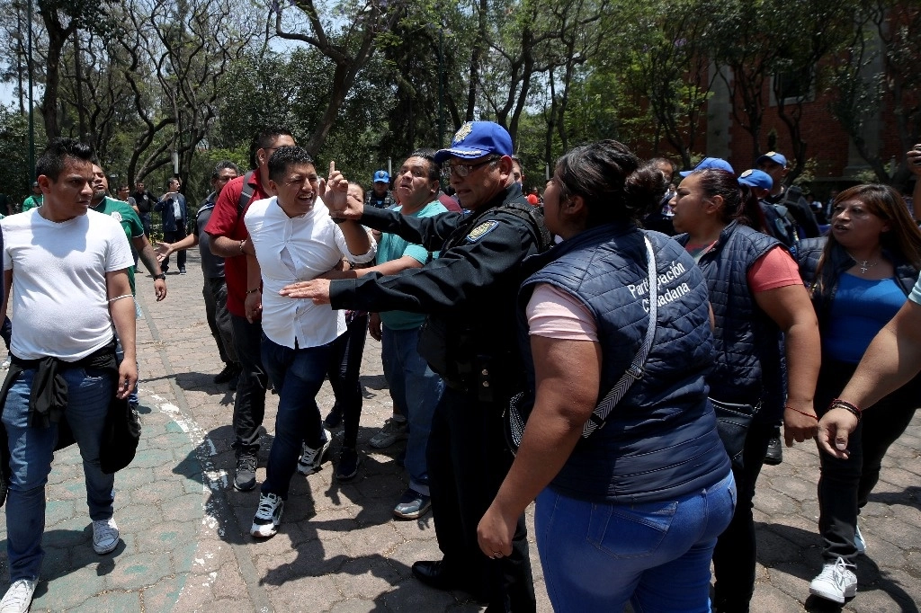 Luego de ser sacados, los vecinos discutieron con mujeres afines a la Miguel Hidalgo. Foto Alfredo Domínguez



