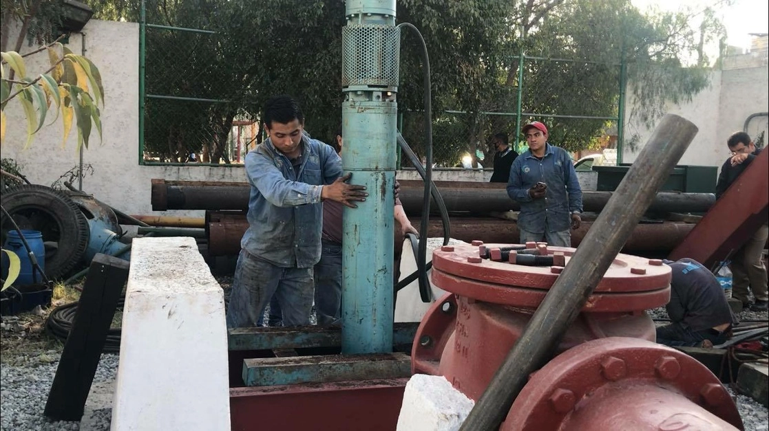 Trabajadores de Opdapas La Paz realizan trabajos de mantenimiento en un pozo de agua. Foto tomada de facebook.com/pazopdapas