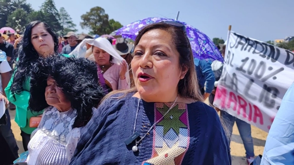 Josefa María Sánchez Pérez, presidenta municipal de Teopisca, Chiapas, es apoyada por habitantes de la demarcación. Foto ‘La Jornada’ 