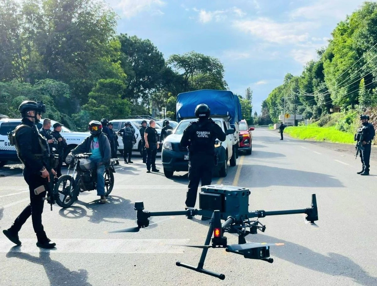 Elementos de seguridad se han movilizado hacia la zona para resguardar el orden, aunque hasta el momento la manifestación se desarrolla de forma pacífica.