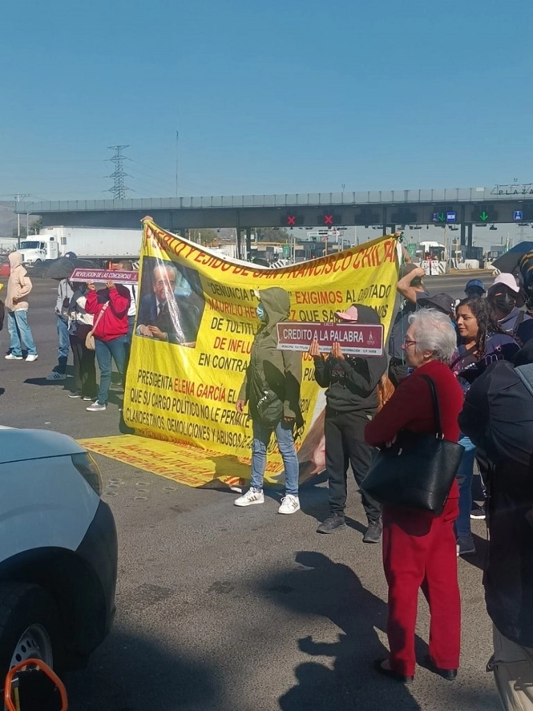 Habitantes de las colonias Fimesa I y II en Tultitlán, Edomex, protestan contra el cambio del nombre de sus calles. Foto 'La Jornada'