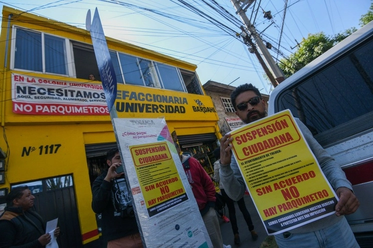 Vecinos de la colonia Universidad en Toluca suspendieron los parquímetros virtuales instalados por el Ayuntamiento de Toluca al no llegar a un acuerdo con las autoridades municipales. Foto Cuartoscuro 