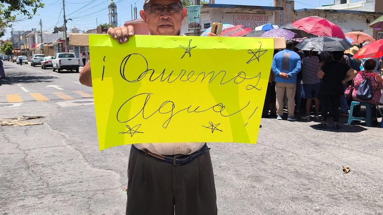 Habitantes del puerto de Veracruz señalan que llevan más de 20 días sin servicios de agua potable. Foto 