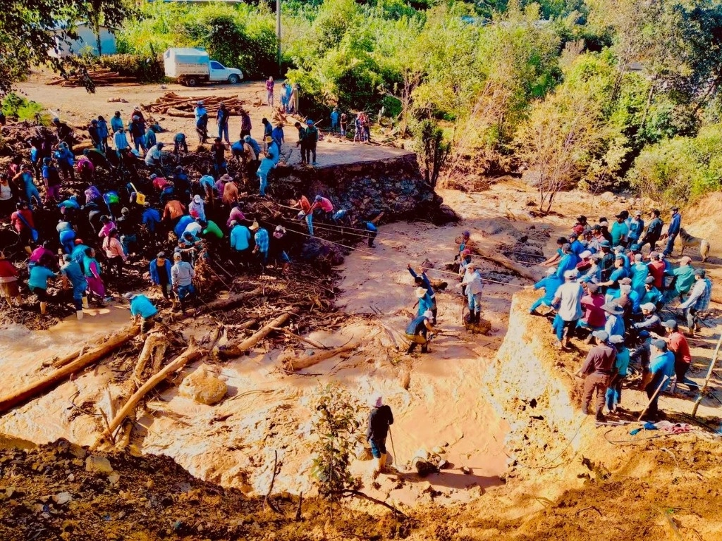 La gente de la Montaña abre camino a mano, con palas, picos, machetes y el conteo de los daños aun continúa de parte de las autoridades comunitarias. Foto La Jornada