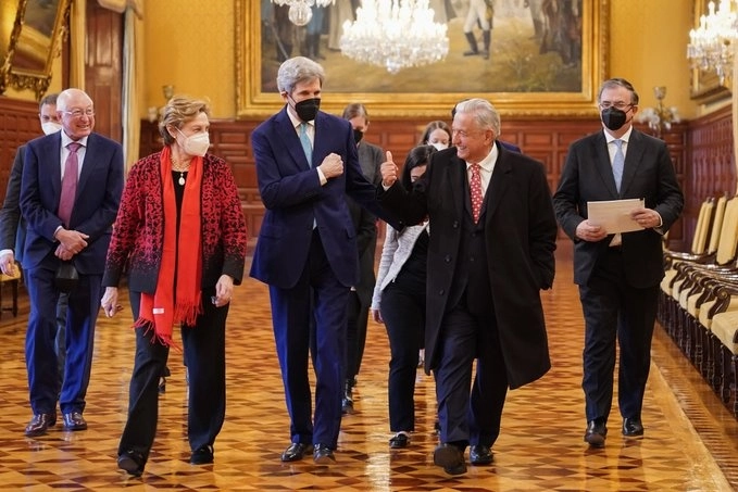 El presidente Andrés Manuel López Obrador (c,der) junto con John Kerry, enviado presidencial especial de EU para el Clima (c,izq). Foto tomada de la cuenta de Twitter @lopezobrador_