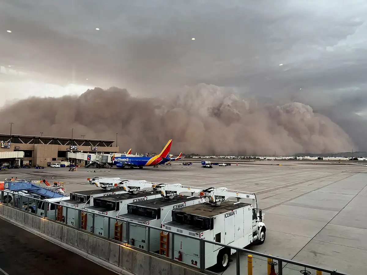 Una imponente nube de polvo en el Aeropuerto Internacional Phoenix Sky Harbor el 25 de agosto de 2025. 

