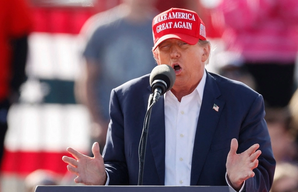 Donald Trump durante el discurso pronunciado en un mitin de su campaña en Vandalia, Ohio. Foto Afp.