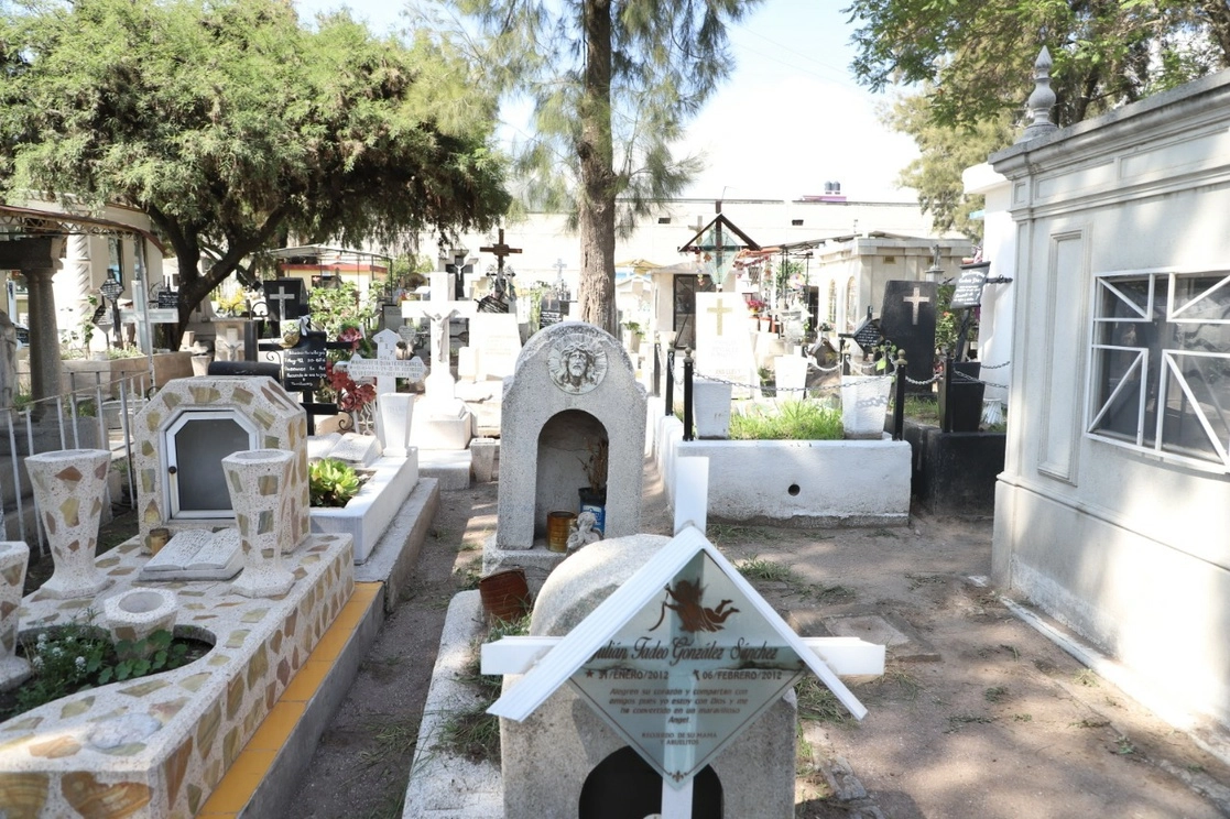 El gobierno municipal de Ecatepec informó que sólo se permitirá la entrada de cuatro personas por familia a los panteones para el festejo de Día de Muertos. Foto La Jornada