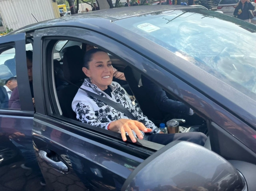 La presidenta electa de México, Claudia Sheinbaum, a su llegada a la reunión plenaria que se realizará en un hotel al sur de la Ciudad de México, el 28 de agosto de 2024. Foto Luis Castillo