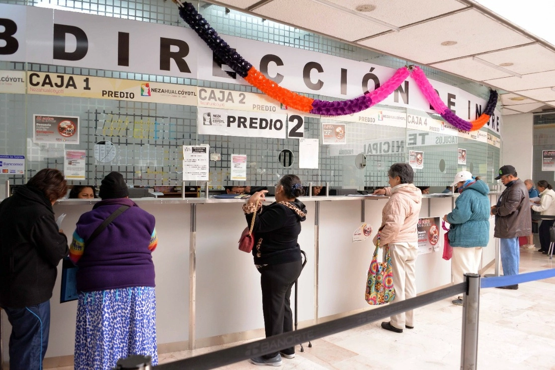 Habitantes de Nezahualcóyotl realizan trámites y pagos de manera presencial en la tesorería municipal. Foto La Jornada