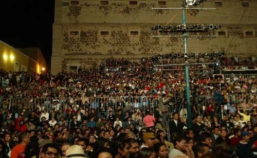 El Festival Internacional Cervantino se consolidó en sus 47 ediciones anteriores como una magna fiesta cultural. Año con año, durante varias semanas, la ciudad de Guanajuato fue visitada por miles de personas atraídas por una vasta oferta de teatro, literatura, danza, música y ópera. La edición 48 se limitará a cinco días y será transmitida en Internet. En la imagen, asistentes a la clausura en la explanada de la Alhóndiga de Granaditas en 2006. Foto María Luisa Severiano
