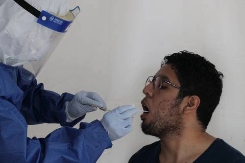 Sigue la toma de muestras a personas que viven en alguna de las 158 colonias prioritarias. Foto Roberto García Ortiz