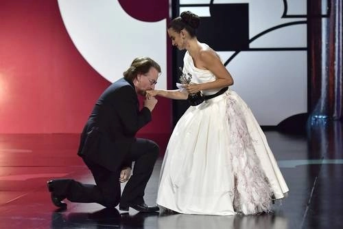 Penélope Cruz recibe el Premio Donostia en el festival de San Sebastián 2019 por una carrera que la convirtió en la más internacional de las actrices españolas. Foto Ap 