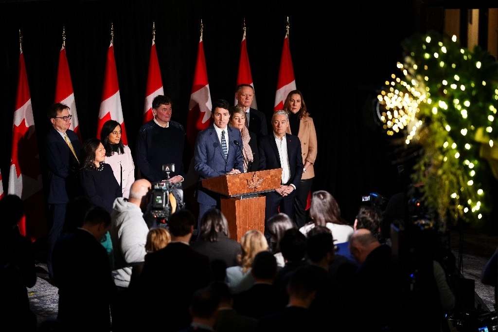 El primer ministro Justin Trudeau junto a miembros de su gabinete, en una conferencia de prensa durante un retiro del gabinete en el Chateau Montebello en Montebello, el 21 de enero de 2025. Foto Ap