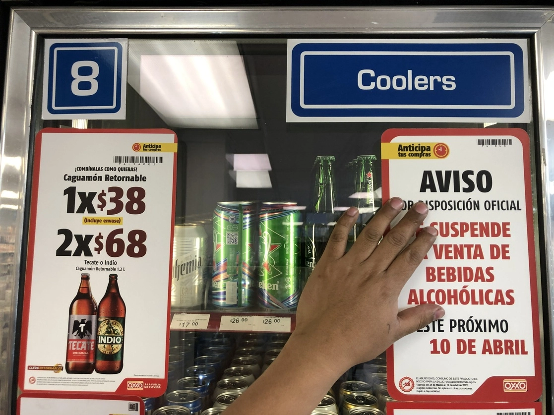 Tiendas y supermercados en Bahía de Banderas, Nayarit, ya informan la entrada en vigor de la ley seca por la consulta de revocación de mandato. Foto Luis Castillo / Archivo 
