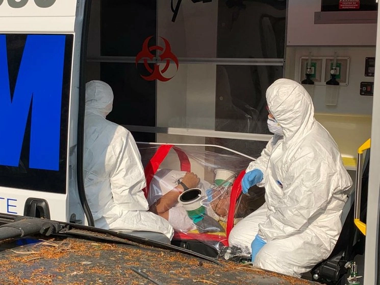 Traslado al hospital de Zaragoza de un hombre enfermo de Covid-19 en una cápsula para evitar contagios. Foto Alfredo Domínguez