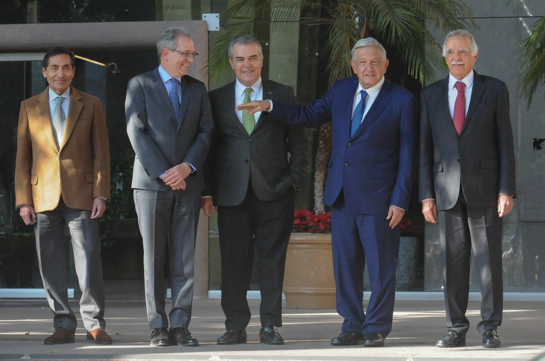 El secretario de Hacienda, Rogelio Ramírez de la O; Antonio del Valle Perochena, presidente del CMN; Francisco Cervantes, dirigente del CCE; el presidente Andrés Manuel López Obrador, y Rolando Vega Sáenz, próximo líder del Consejo. Foto Cuartoscuro