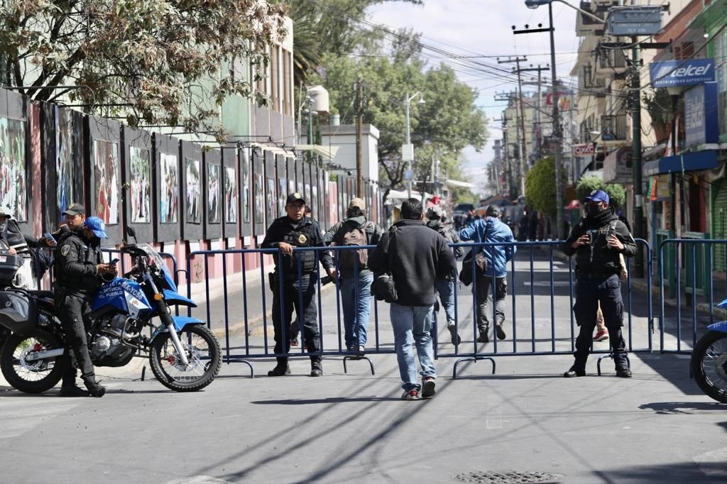 Elementos de la policía resguardan diversas calles de la alcaldía Iztapalapa, previo a la representación 178 de la Pasión de Cristo. Foto Yazmín Ortega Cortés