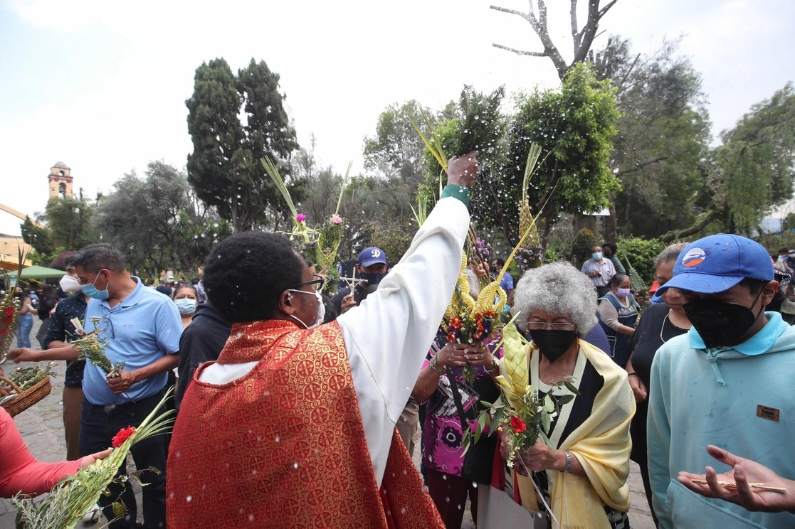 Capitalinos celebran el Domingo de Ramos en la alcaldía Xochimilco, el 10 de abril de 2022. Foto Luis Castillo