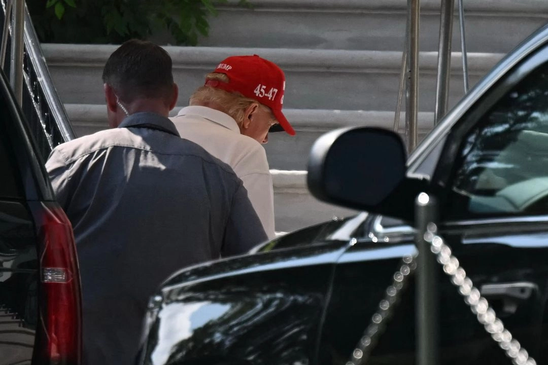 El presidente de Estados Unidos, Donald Trump, regresa a la Casa Blanca en Washington, DC, el 28 de junio de 2025, después de jugar al golf en su club en Sterling, Virginia. 