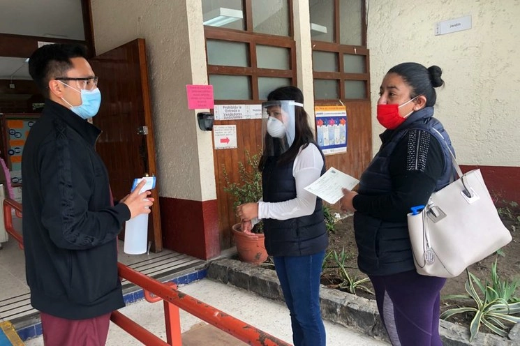 Habitantes de San Pedro Mártir, en Tlalpan, con posibles síntomas de Covid-19 acudieron al centro de salud de su comunidad, debido a que las pruebas de detección dejaron de realizarse en los quioscos por considerarse innecesarias por el cambio al semáforo epidemiológico naranja. Foto Luis Castillo