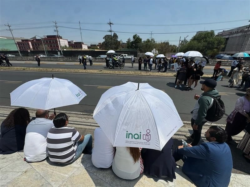 Ayer miércoles, un grupo de trabajadores del Inai bloqueó carriles centrales de Insurgentes Sur en dirección a sur, a la altura de la la sede del organismo, entre Ciudad Universitaria y Periférico, en la Ciudad de México. 