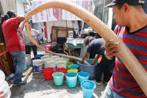 Abasto de agua con pipas en la CDMX. Foto Carlos Ramos Mamahua/ archivo