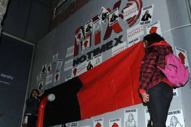 Bandera rojinegra afuera de las oficinas de la agencia Notimex. Foto Cuartoscuro 