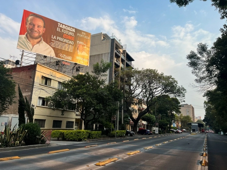 Espectacular de Santiago Taboada en avenida Cuauhtémoc, alcaldía Benito Juárez. Foto Víctor Camacho