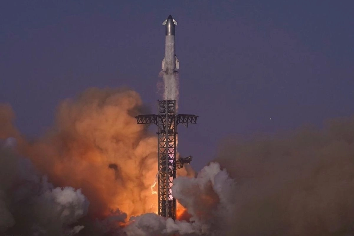 Raymundo Morales Ángeles, titular de la Semar, explicó que una empresa contratada por SpaceX incumplió con los requisitos para recoger los restos de un cohete Starship en aguas mexicanas. Foto 