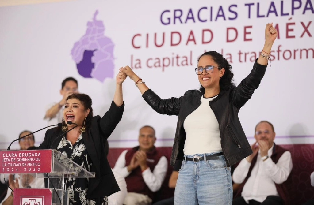 La jefa de Gobierno electa de la Ciudad de México, Clara Brugada, como parte de su gira de agradecimiento, acompañada por la alcaldesa electa de Tlalpan Gabriela Osorio en la explanada de la mencionada demarcación, al sur de la capital, el 18 de agosto de 2024. Foto Pablo Ramos