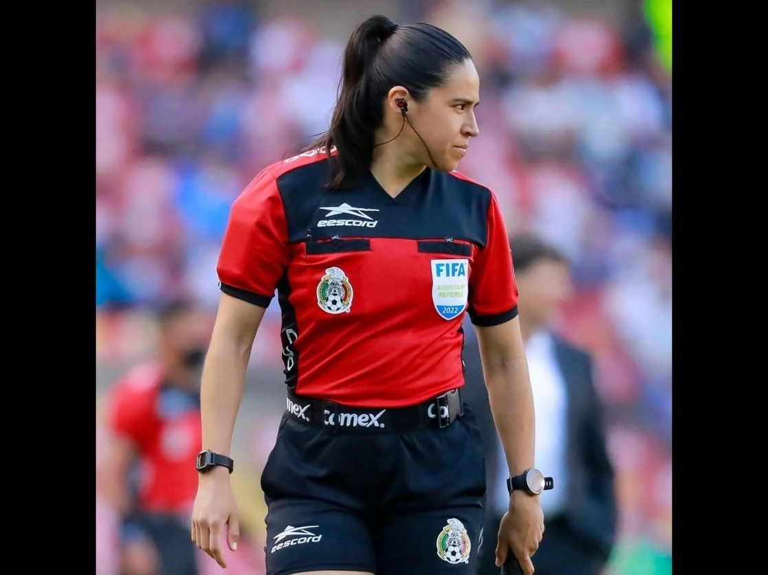 La silbante mexicana de 37 años formará parte del grupo pionero en la inclusión histórica de género en el balompié mundial. Foto tomada del Instagram de @fmf