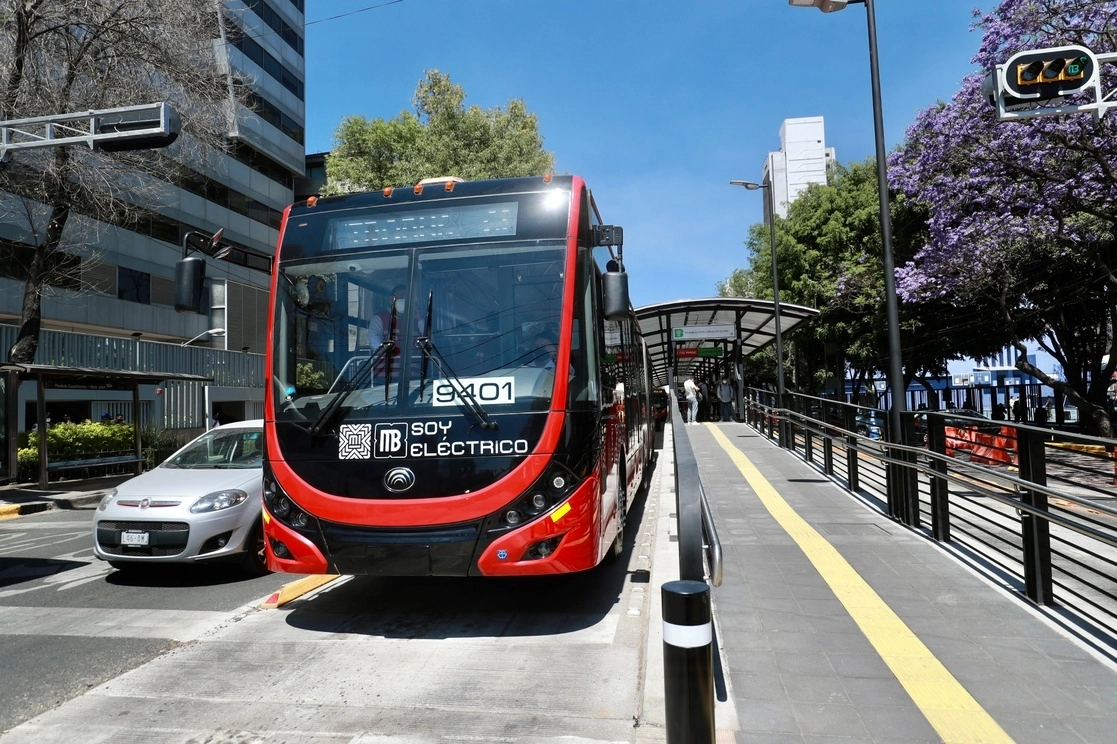 Un metrobús en funcionamiento en la Ciudad de México. Foto Luis Castillo