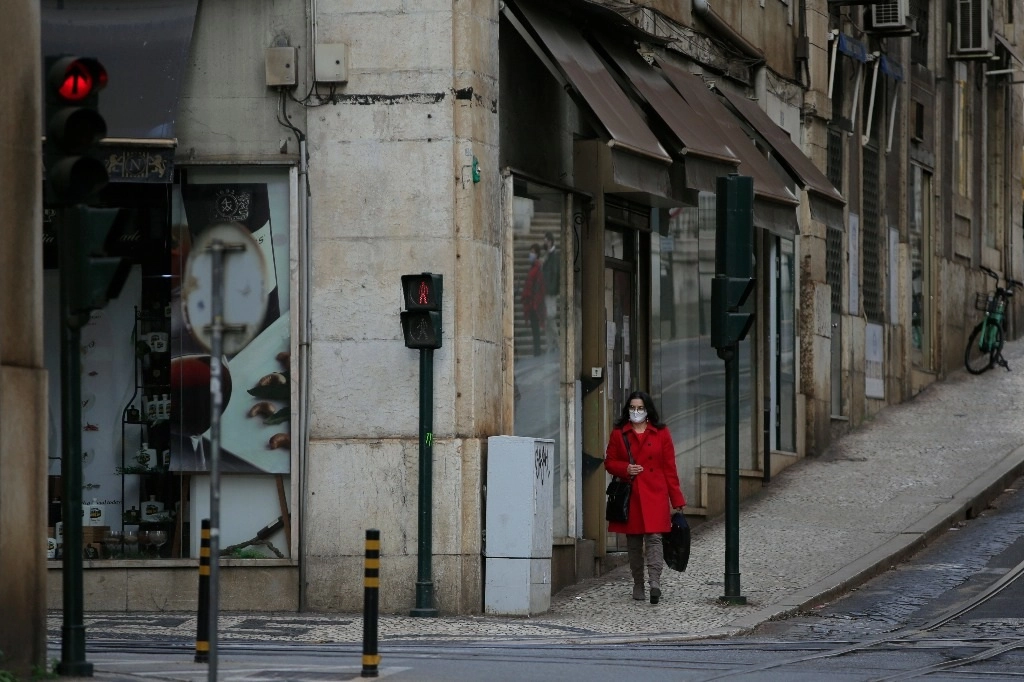 A partir de este lunes Portugal impondrá un toque de queda nocturno en 121 municipios sujetos a un nuevo confinamiento. Foto Ap