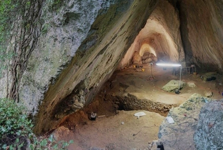 Boca de la cueva italiana, donde se hizo el descubrimiento. Foto Europa Press / Dominique Meyer 
