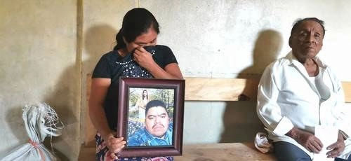 sa Silverio (junto con su suegro, Zeferino Martínez) llora al recordar a su esposo, Juan Martínez, quien murió en Nueva York por Covid-19. Hace 11 años emigró con el fin de sacar de la pobreza a su familia, oriunda de la Montaña Alta de Guerrero. Foto Sergio Ocampo