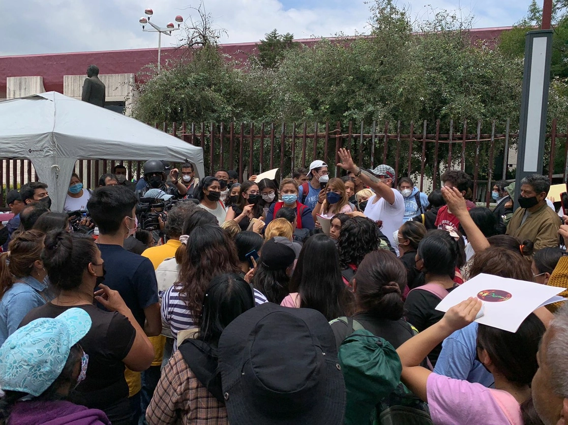 El presidente destacó la necesidad de ampliar la oferta en las universidades públicas. En la imagen, hace un par de días padres de familia y estudiantes rechazados del IPN de nivel medio y superior, durante un bloqueo para exigir el aumento de matrícula. Foto Alfredo Domínguez 