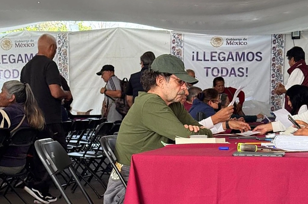 El polémico ex candidato presidencial del extinto Partido Nueva Alianza, quien fue crítico de los programas sociales del ex presidente López Obrador, en especial el de adultos mayores, el cual dijo que era insostenible e inviable, fue captado ayer en una mesa de recepción de documentos con el fin de tramitar para sí mismo el beneficio. Foto tomada de redes. 